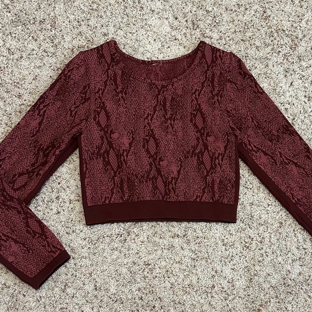 Fabletics Women’s Kamila Seamless Cherry Snakeskin Long-Sleeve Crop Top. Size L.